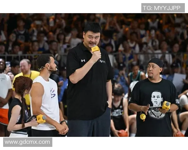 姚明进球瞬间点燃全场激情球迷欢呼声震撼体育馆