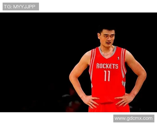 球员仰望姚明的传奇身影与篮球梦想的追逐之路