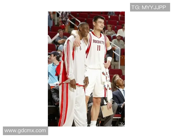 姚明与加索尔亲切寒暄回忆篮球岁月展现友谊与激情的瞬间