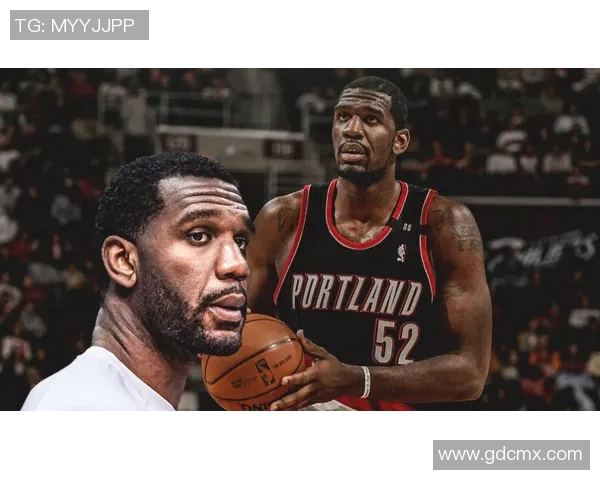 姚明伸直手臂展现篮球巨星风采与运动员精神的完美结合