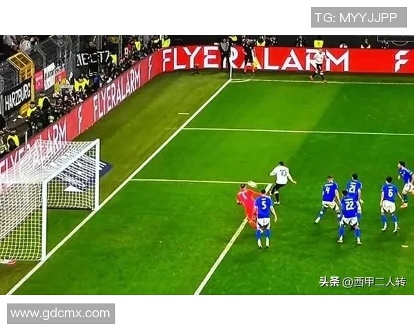 足球明星在球场上偷袭门将的惊险瞬间与背后故事揭秘