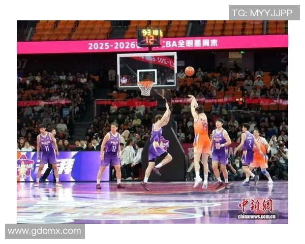 篮球全明星游戏盛典：明星球员齐聚一堂展现巅峰对决与精彩瞬间